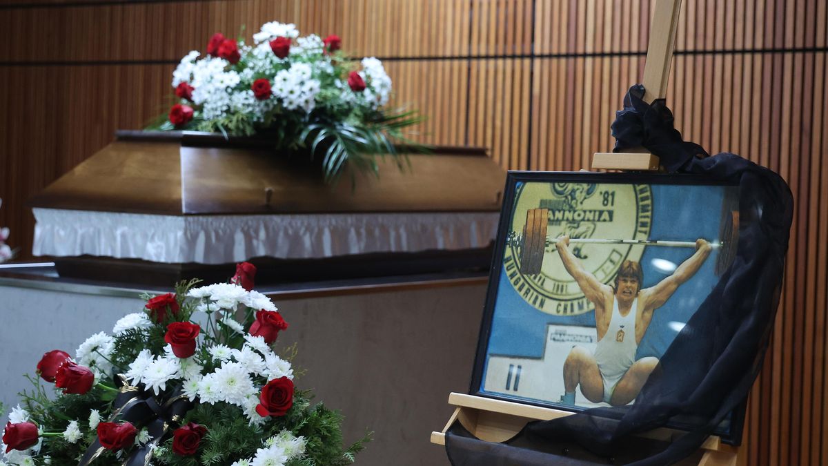 Vzpěrači se rozloučili s Otou Zarembou. Lidé zcela zaplnili smuteční síň